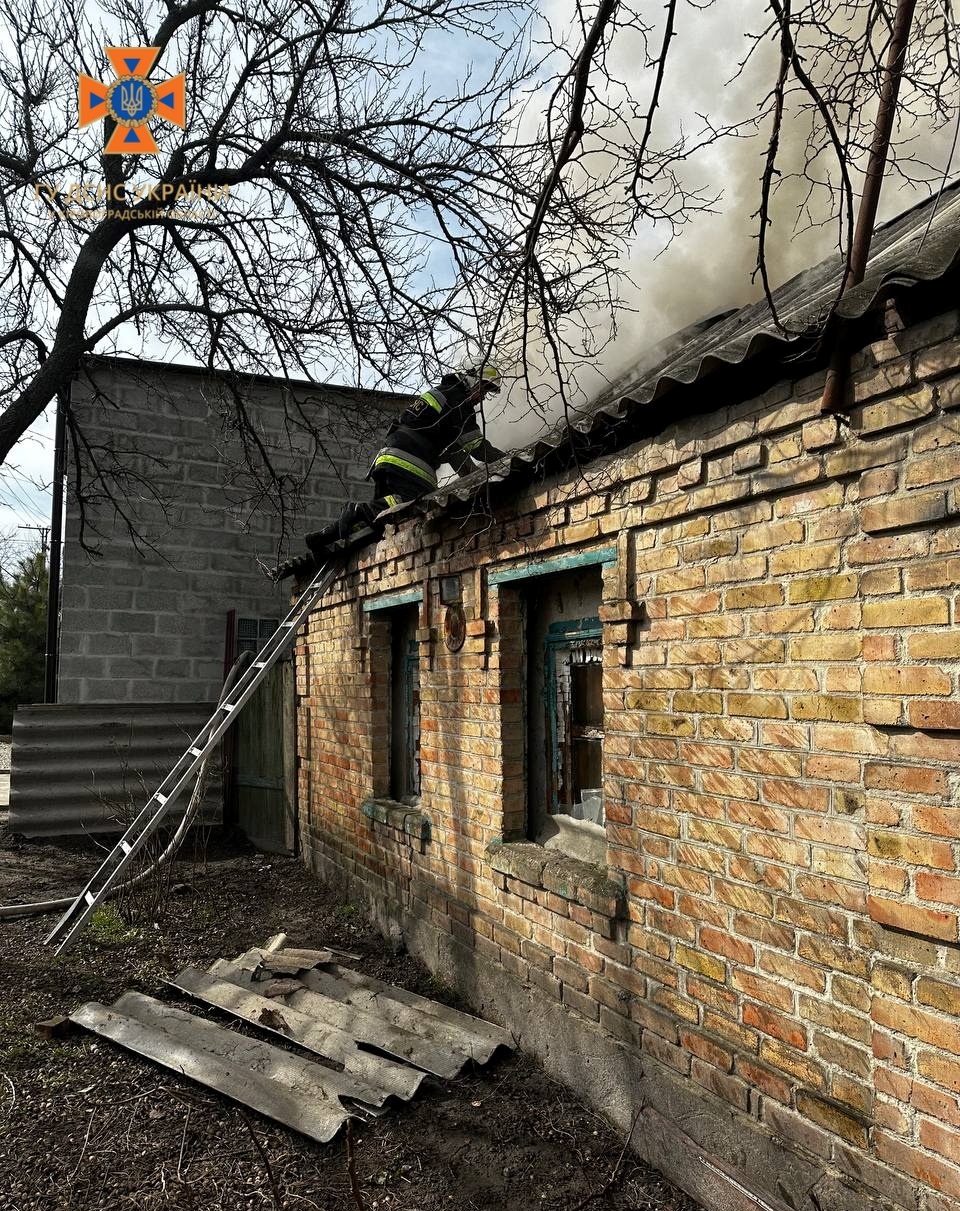 На Кiровоградщинi загорiлися дрова та покрiвля господарчої будiвлi