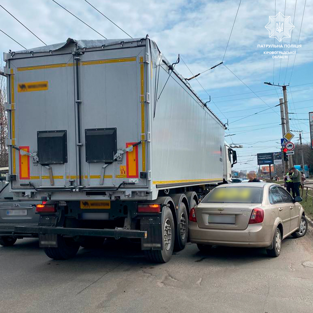 Водiй вантажiвки спричинив ДТП бiля обллiкарнi в Кропивницькому