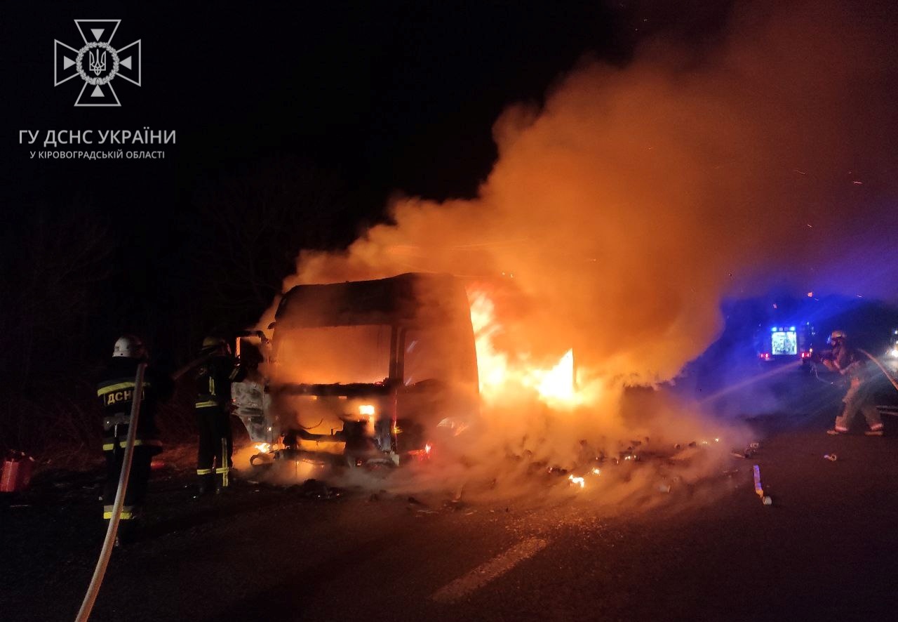 На Кiровоградщинi згорiв вантажний автомобiль Mercedes-Benz (ВIДЕО)