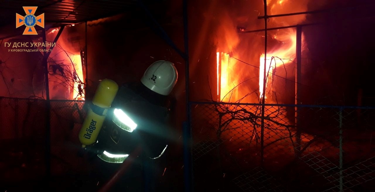 Рятувальники Кірoвoградщини за добу загасили три пожежі