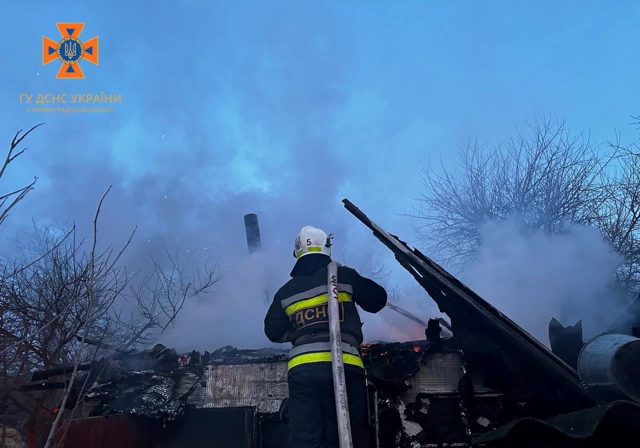 На Кіровоградщині горіли сінник та покрівля будинку
