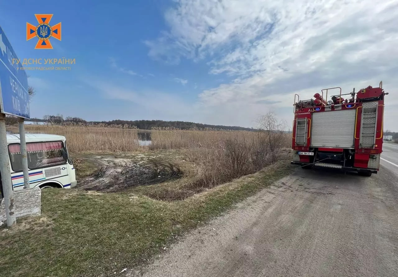 На Кіровоградщині пасажирський автобус застряг посеред дороги (ФОТО)