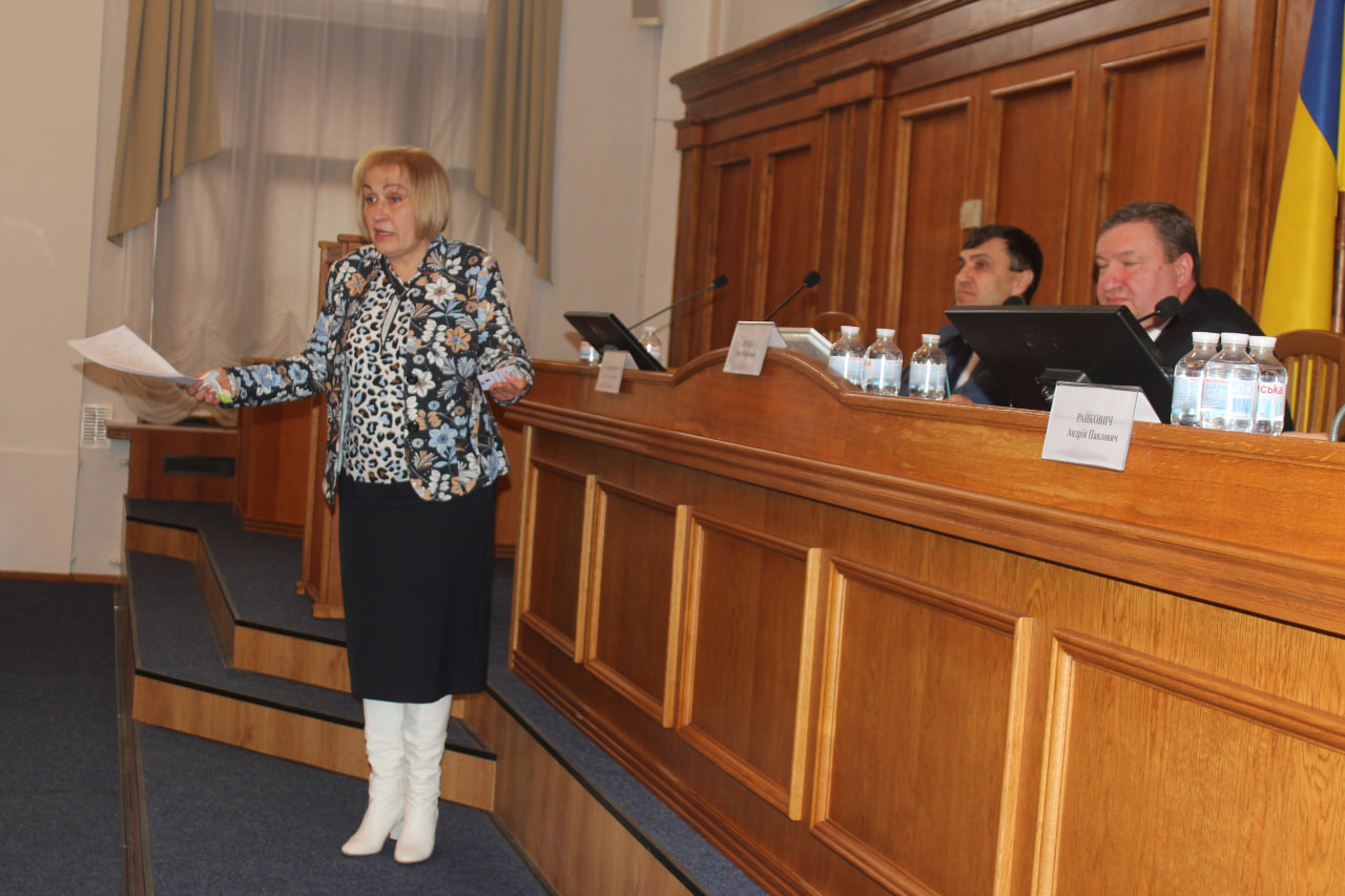 Блідими пальцями тримався за крісло і мовчав чотири години: в обласній раді керували опзж