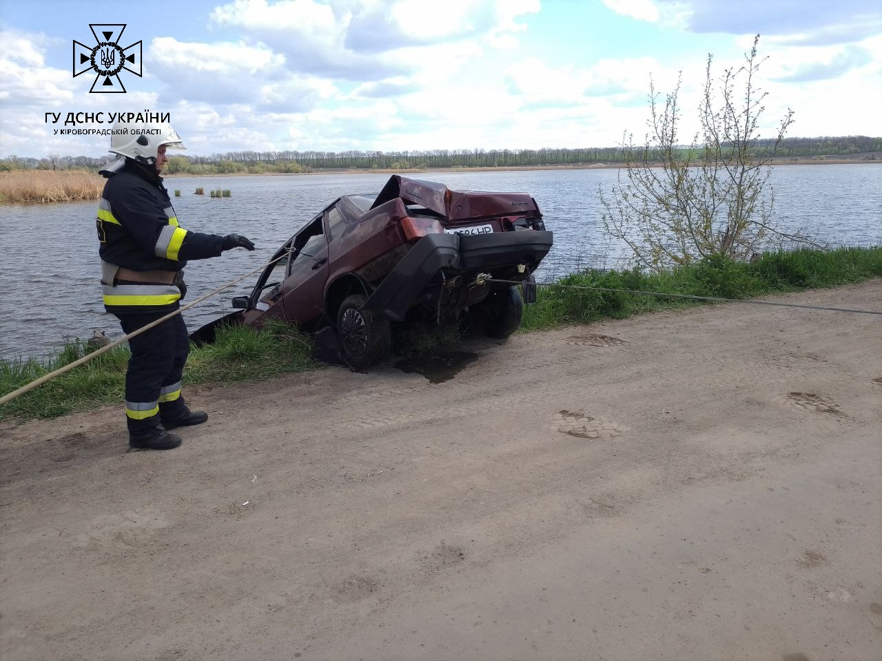 На Кіровоградщині водій ледь не втопив своє авто