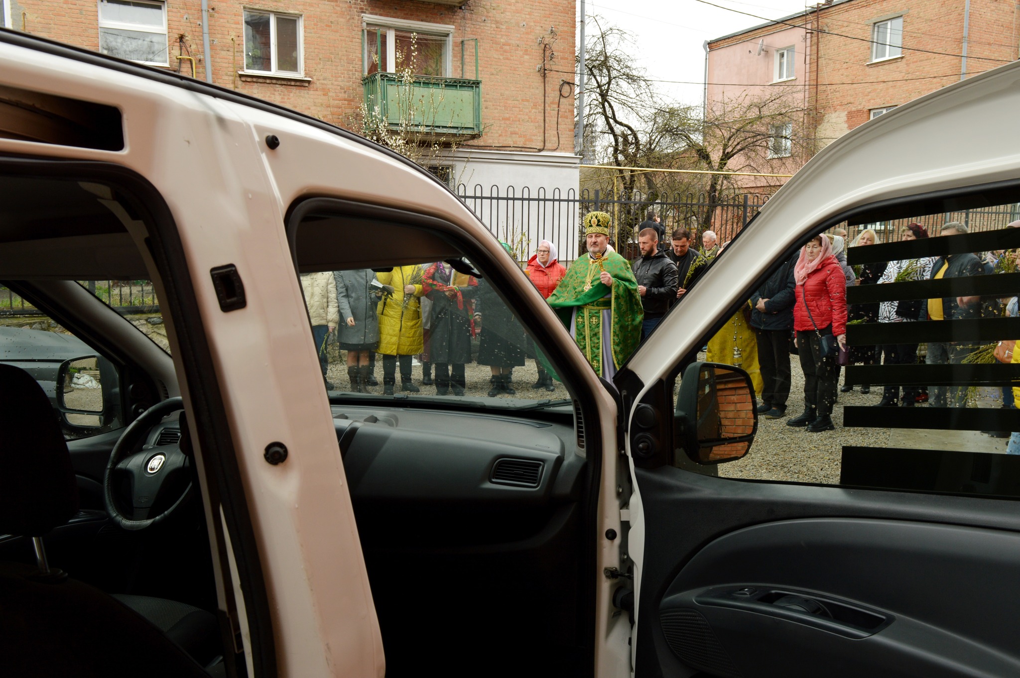 На передову поїдуть освяченi в Кропивницькому автiвки