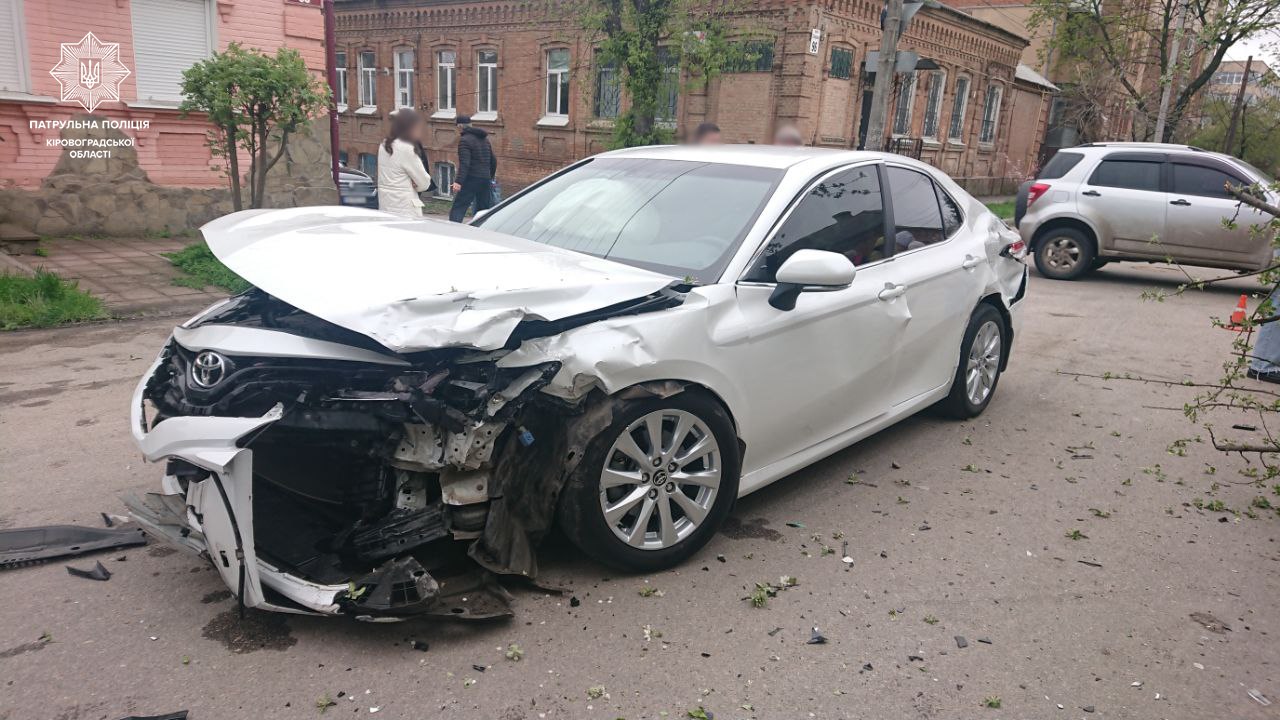 У Кропивницькому водій в’їхав в чужу автівку та будинок (ФОТО)