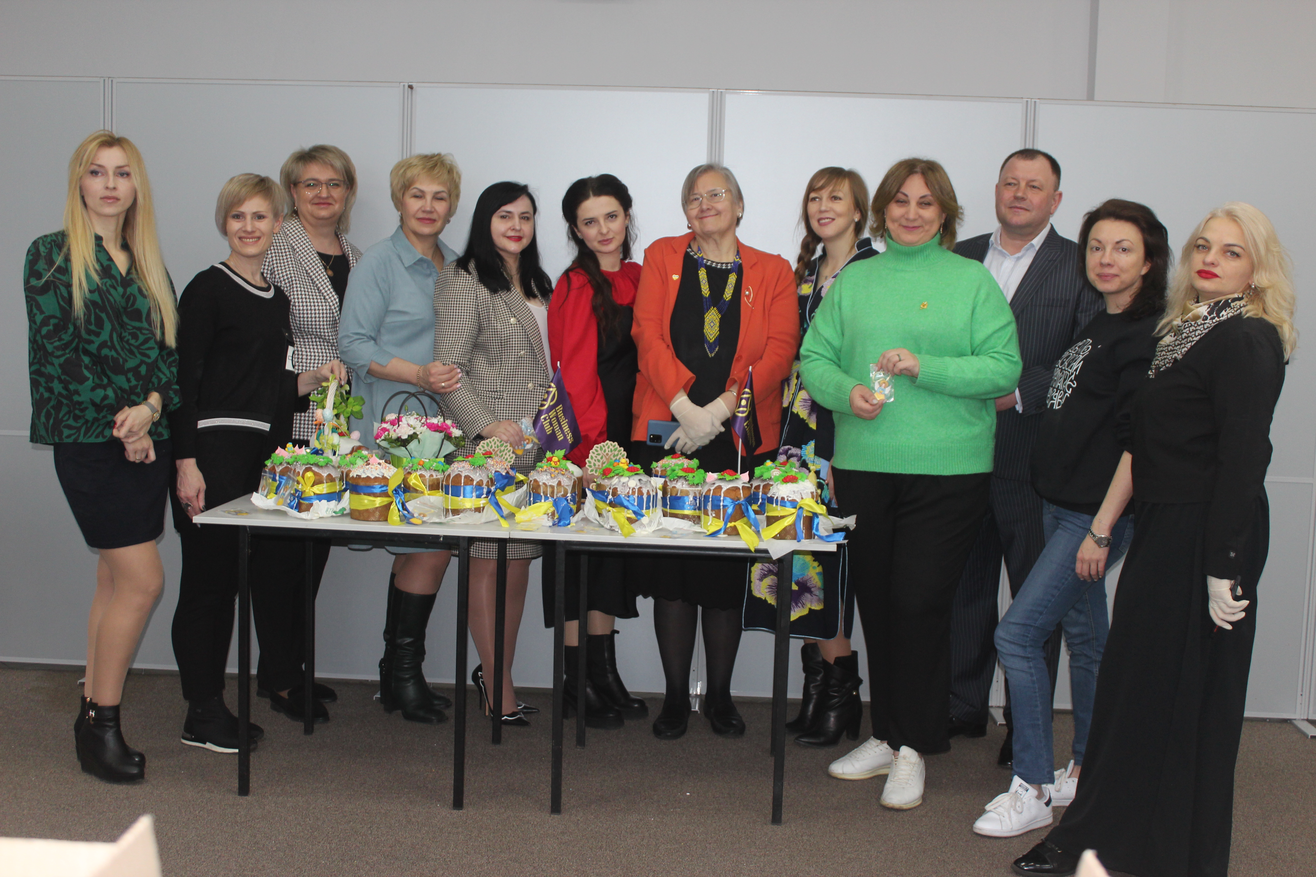 Великодні традиції, паски та янголята: Кіровоградщина долучилася до формувань святкових наборів на передову (ФОТО)  