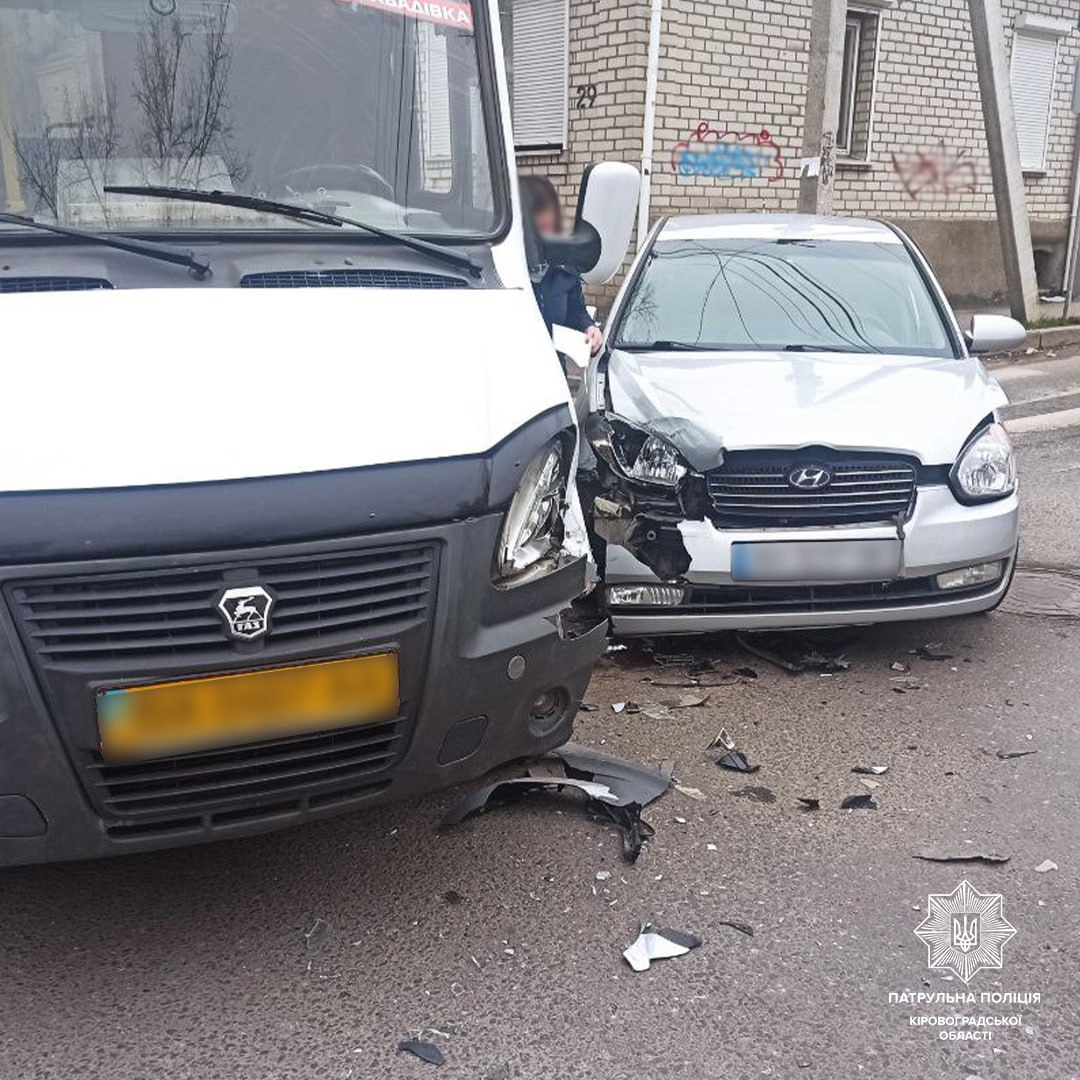 Водiйка Hyundai “пiдрiзала” маршрутку в Кропивницькому