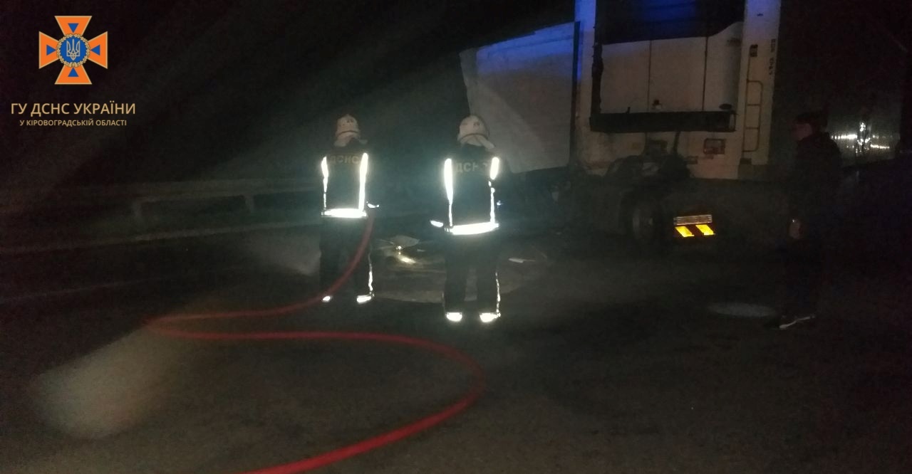 Маршрутка та вантажівка застрягли на дорогах Кіровоградщини