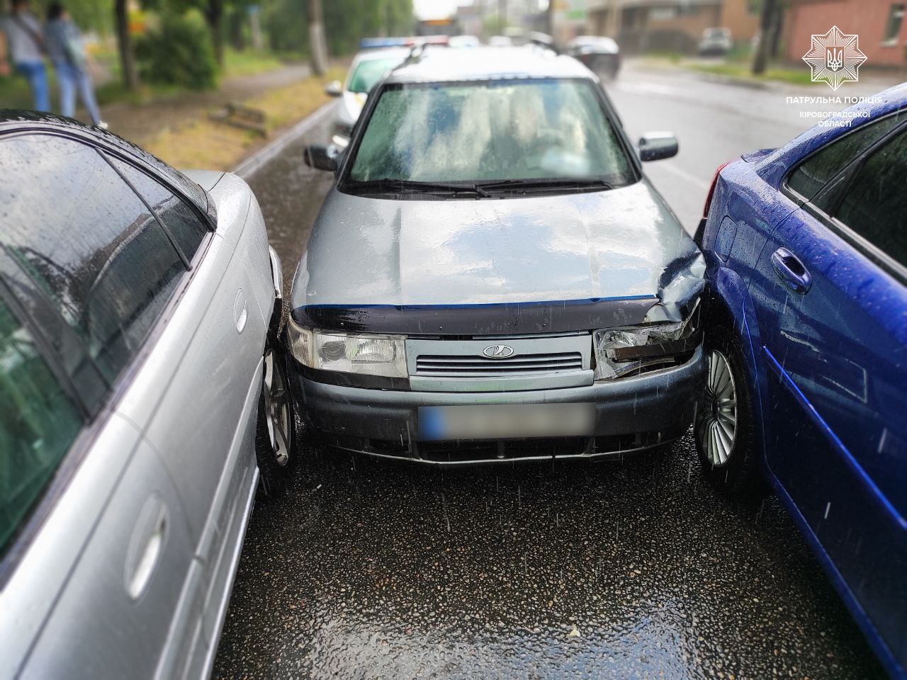 Водiй ВАЗ врiзався одразу в двi iномарки у Кропивницькому