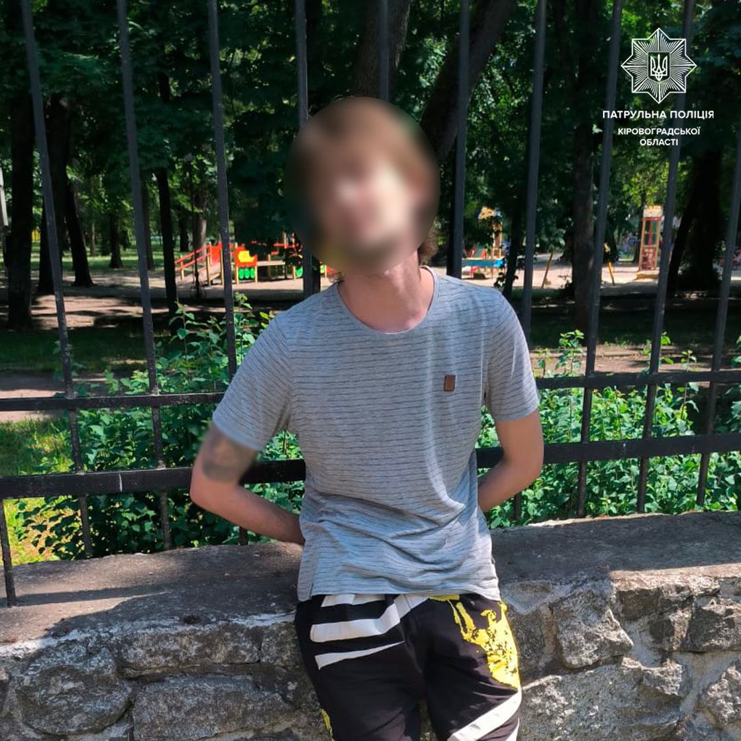 У Кропивницькому чоловiк вiдiбрав у жiнки телефон