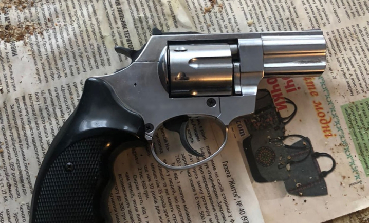 Житель Кіровоградщини знайшов револьвер та вирішив порозважатися