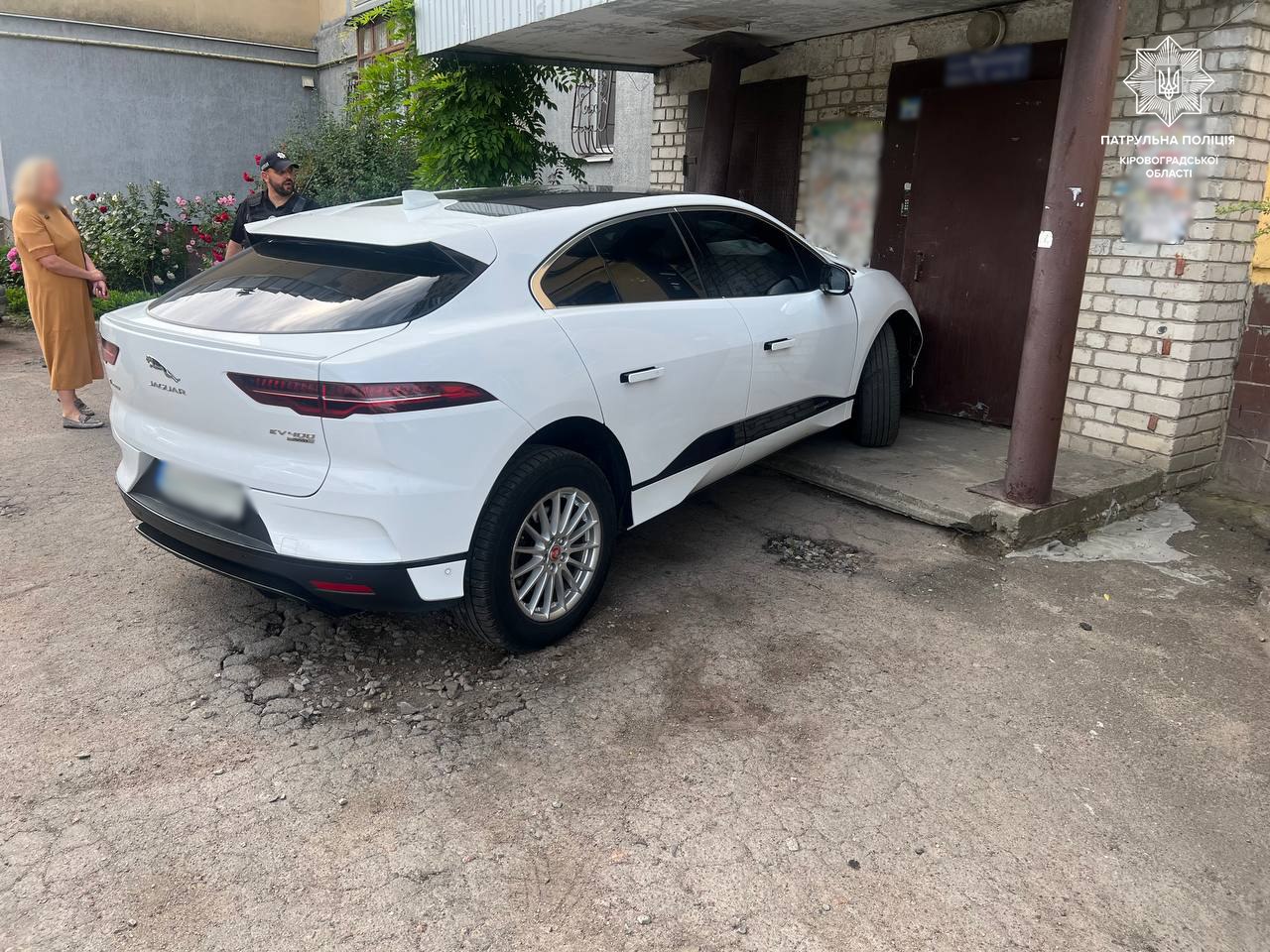 У Кропивницькому водійка врізалася в опору під`їзду