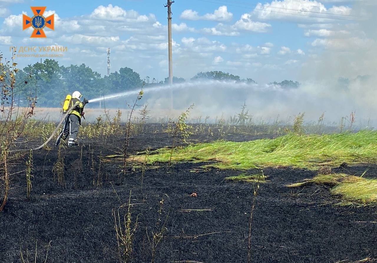 Дві пожежі загасили на Кіровоградщині протягом доби