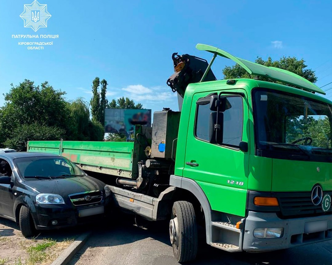 У Кропивницькому недотримання безпечного інтервалу призвело до ДТП