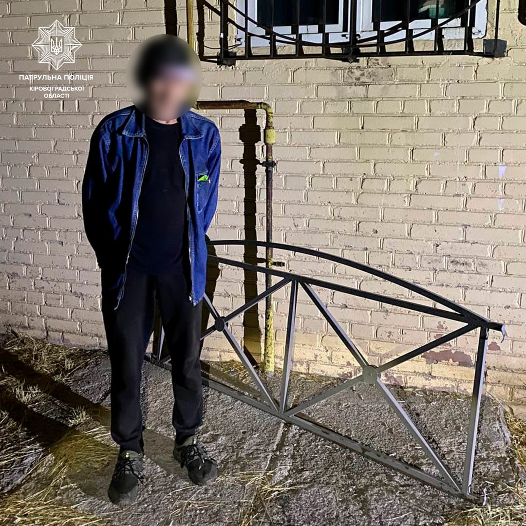 Чоловiка з шматком паркану зупинили посеред ночi в Кропивницькому