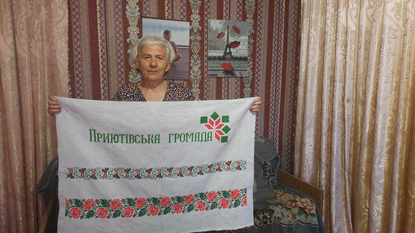 Майстриня з Кiровоградщини вишила вiд громади «Рушник єднання»