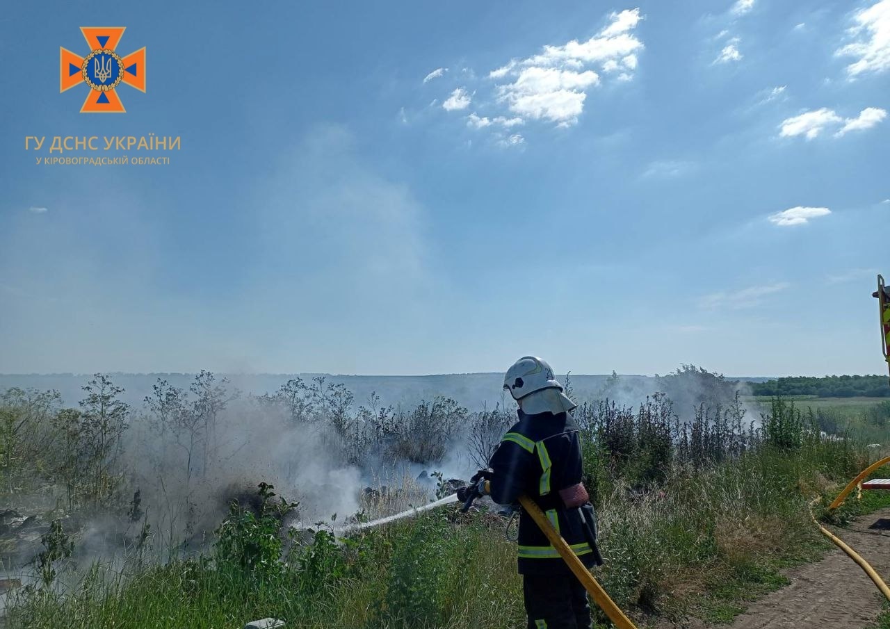 На Кіровоградщині вогнеборці тричі гасили пожежі трави та сміття