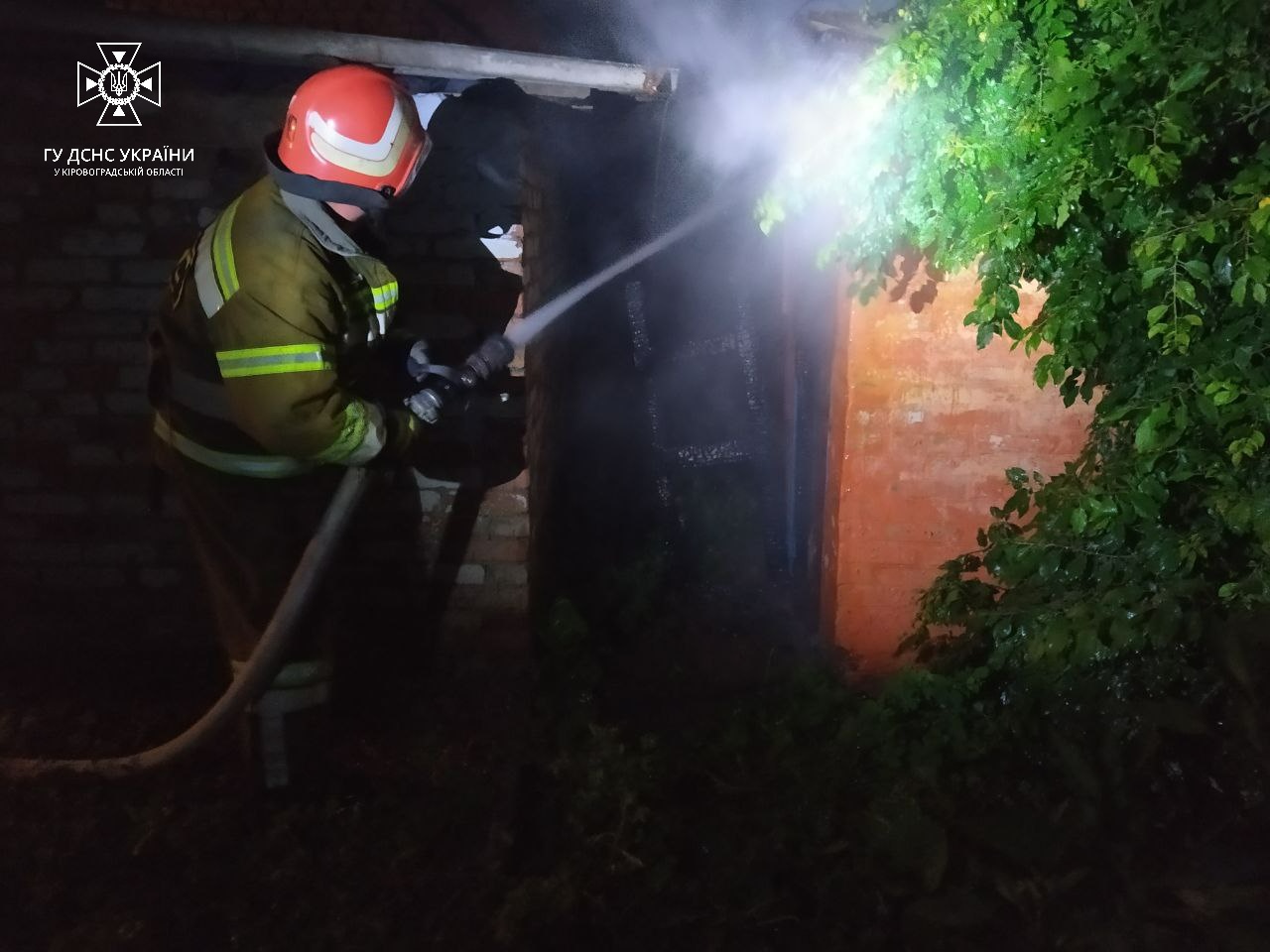 На Кіровоградщині рятувальники гасили вбиральню