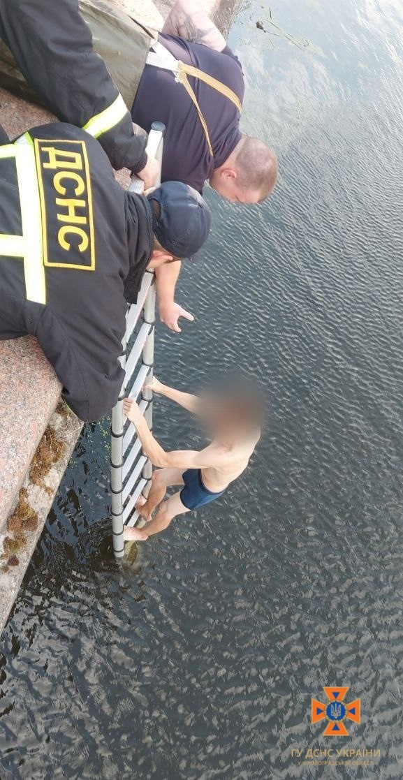 У Кропивницькому чоловiк не мiг вибратися з рiчки
