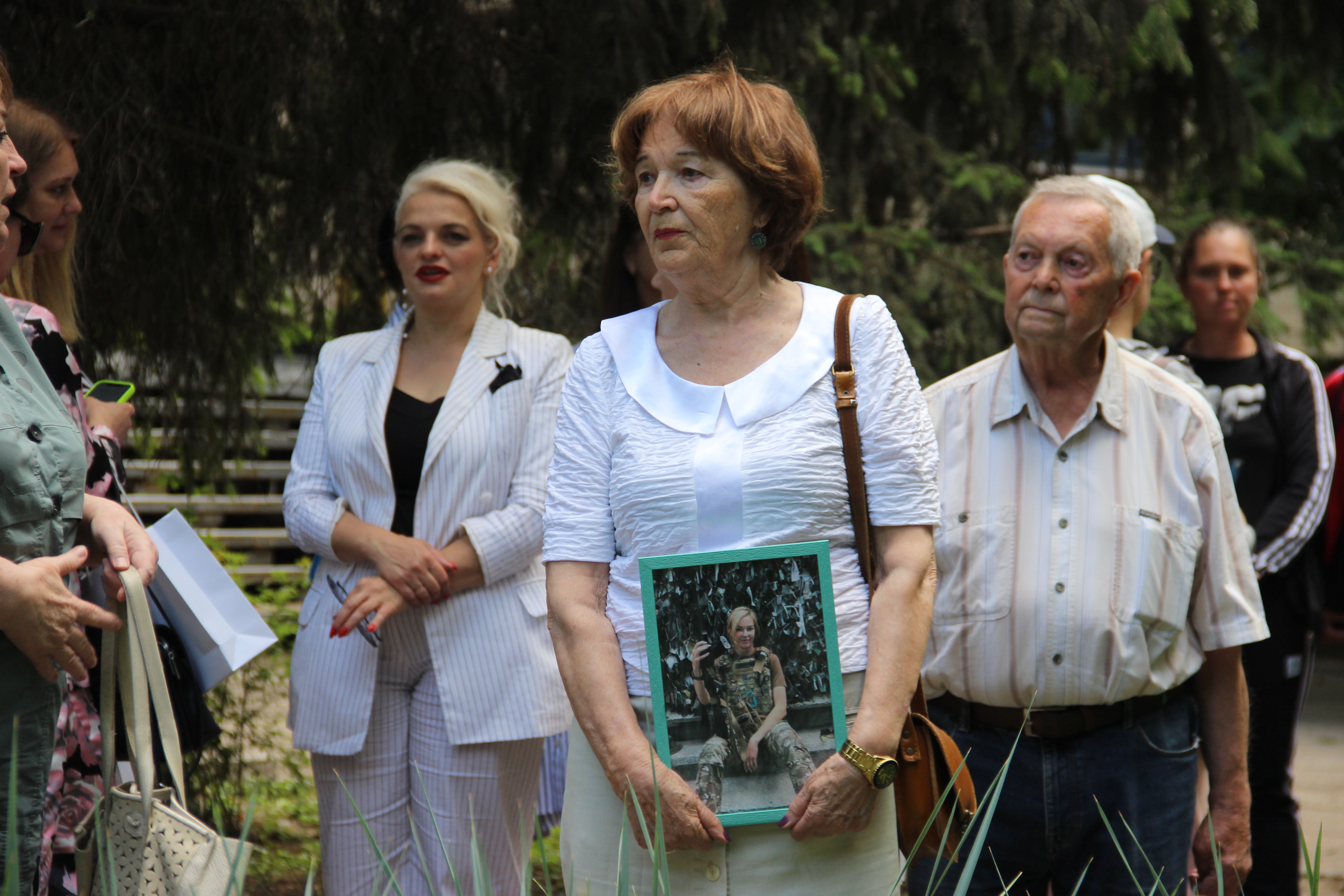 Біля кропивницької лікарні висадили дерева, в пам`ять про загиблу медикиню