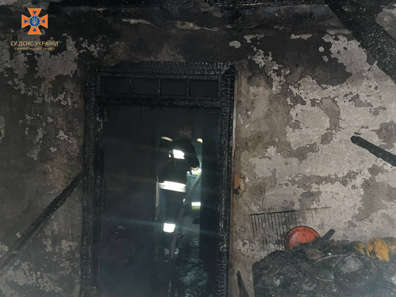 Надзвичайники Кiровоградщини рятували будiвлi вiд вогню