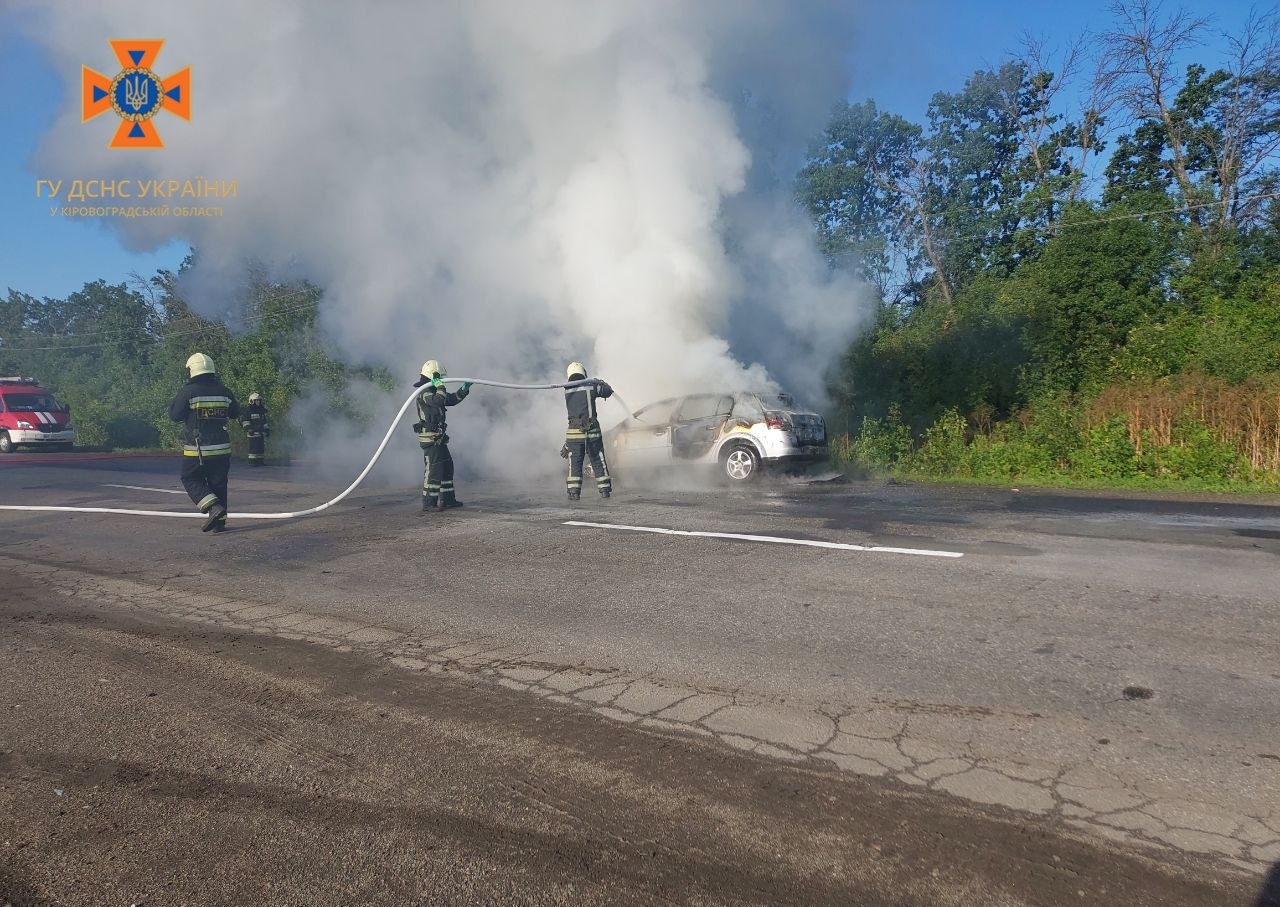 На Кіровоградщині посеред дороги загорівся легковик