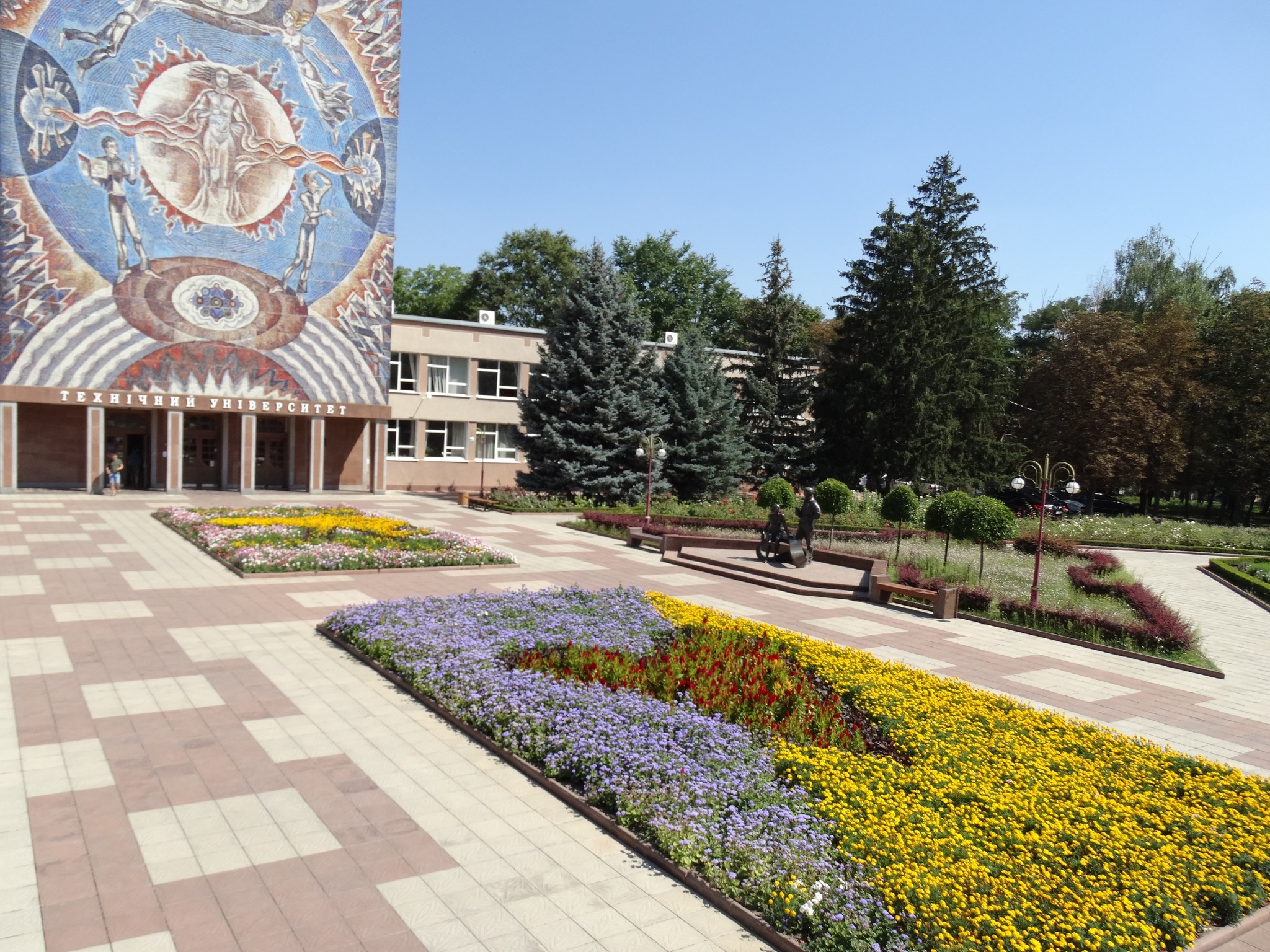 Біля кропивницького вишу розквітли патріотичні клумби