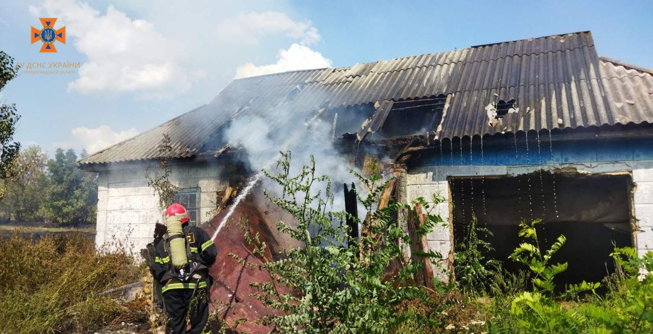 На Кіровоградщині горіли покинутий будинок та авто