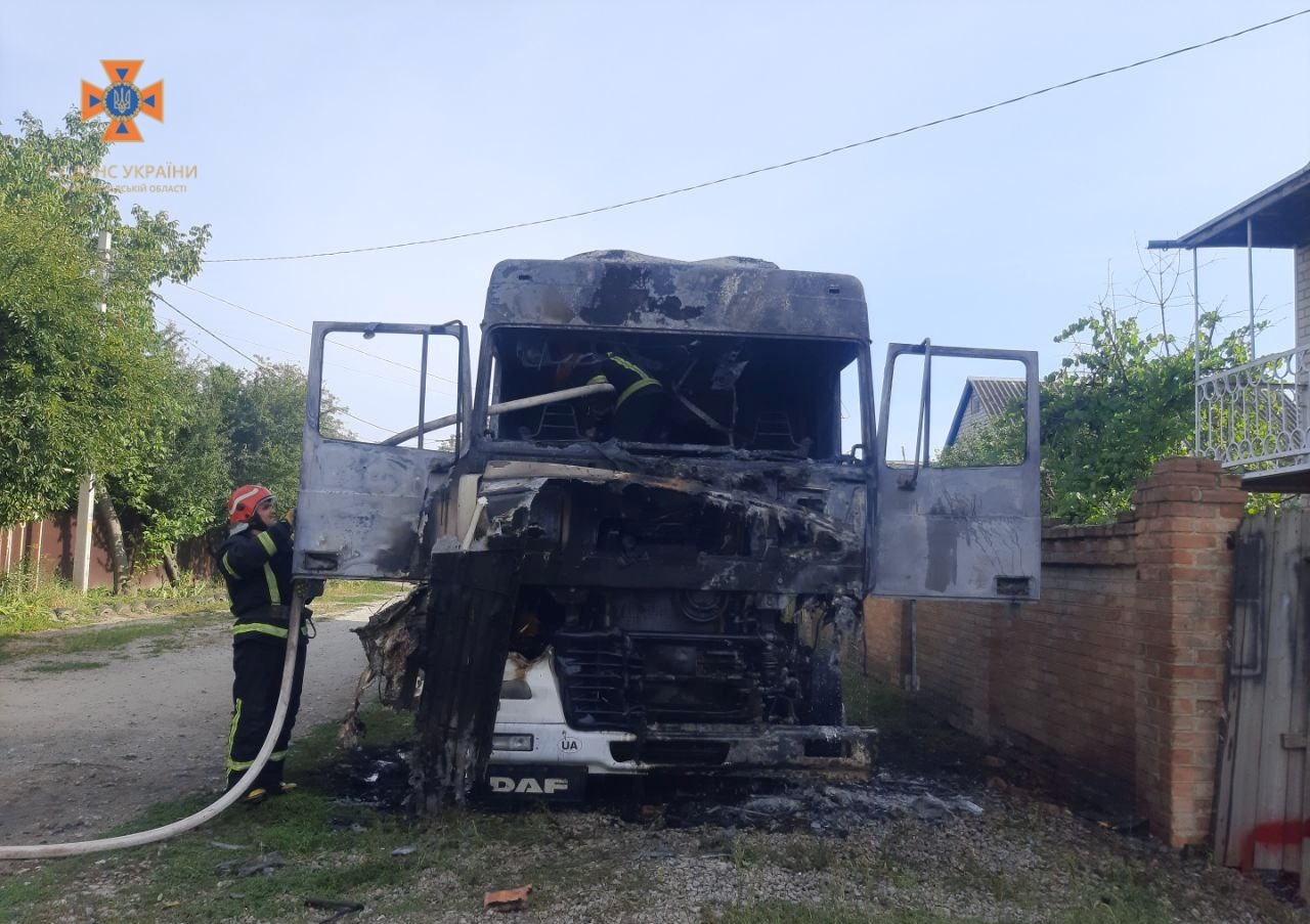У Кропивницькому вщент згоріла вантажівка