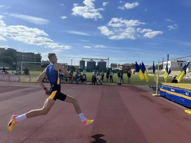 Легкоатлет з Кіровоградщини став переможцем Всеукраїнських змагань зі стрибків у висоту