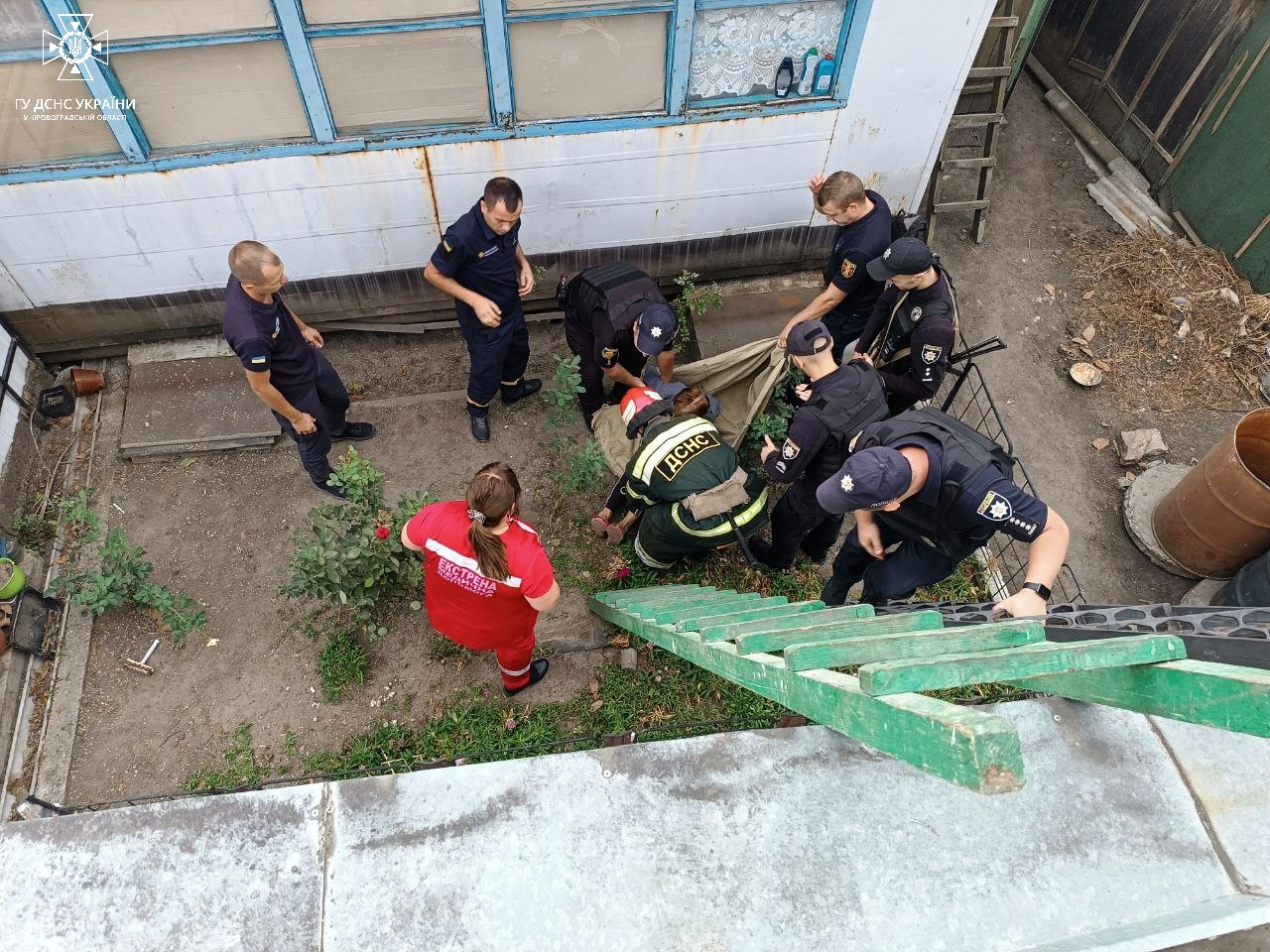 Жiнку довелося знiмати з даху рятувальникам Кiровоградщини