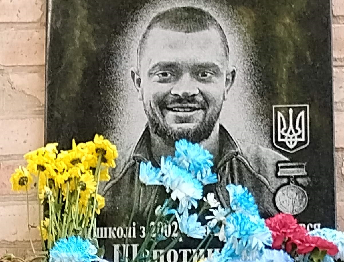 Загиблому у вiйнi захиснику з Кіровоградщини встановили пам’ятну дошку