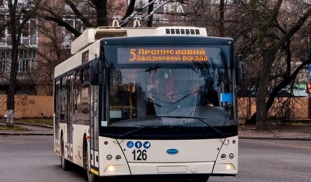 Кропивницькі автобуси й тролейбуси тимчасово змiнять маршрут