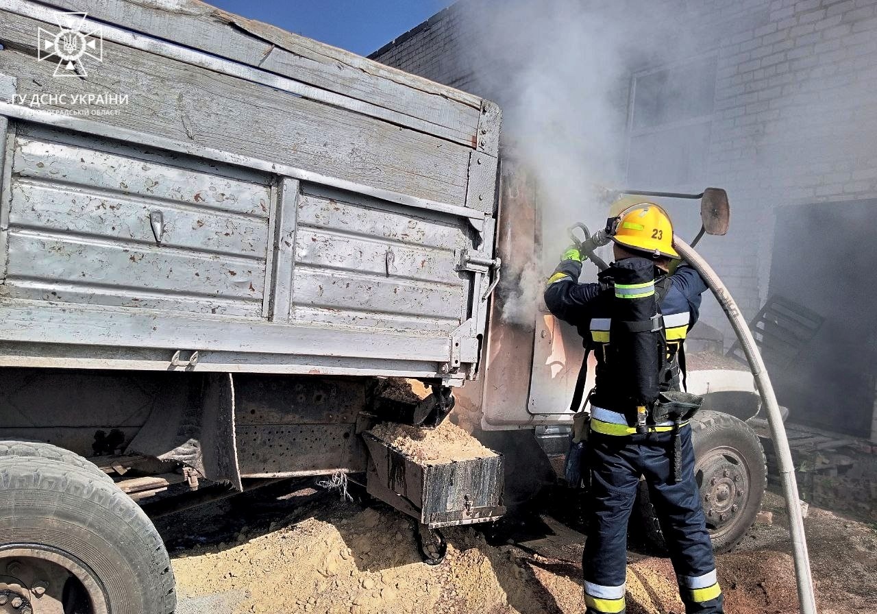 Вантажівка та будинки горiли на Кiровоградщинi