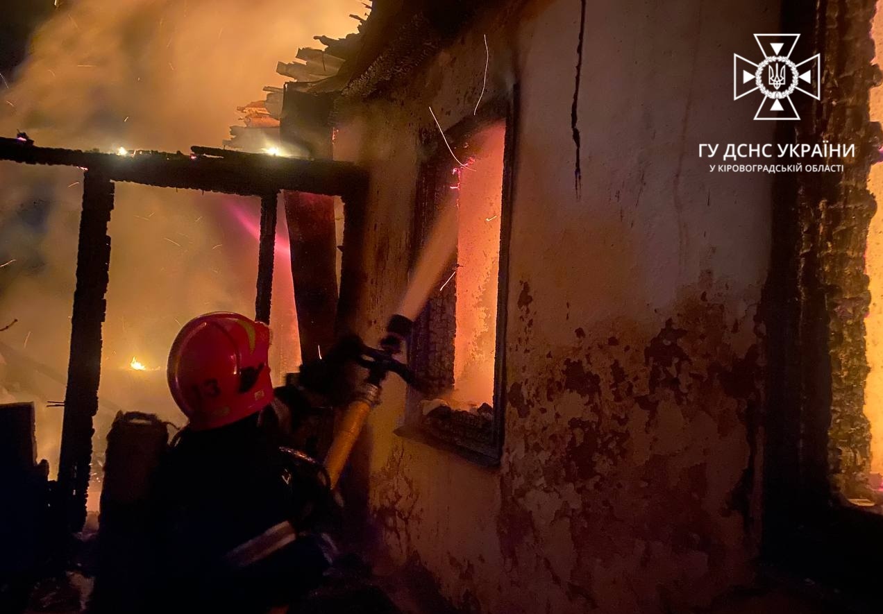 На Кіровоградщині від пожежі рятували Jeep Compas та будинки