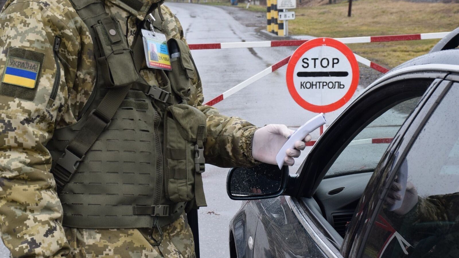 Правоохоронцi Кiровоградщини викрили зловмисника, який допомагав чоловiкам виїхати за кордон
