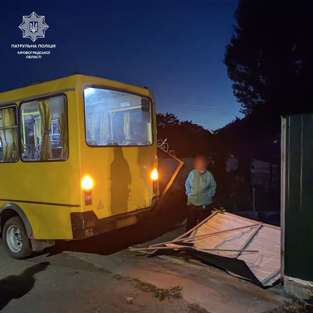 У Кропивницькому маршрутка врiзалася в паркан будинку