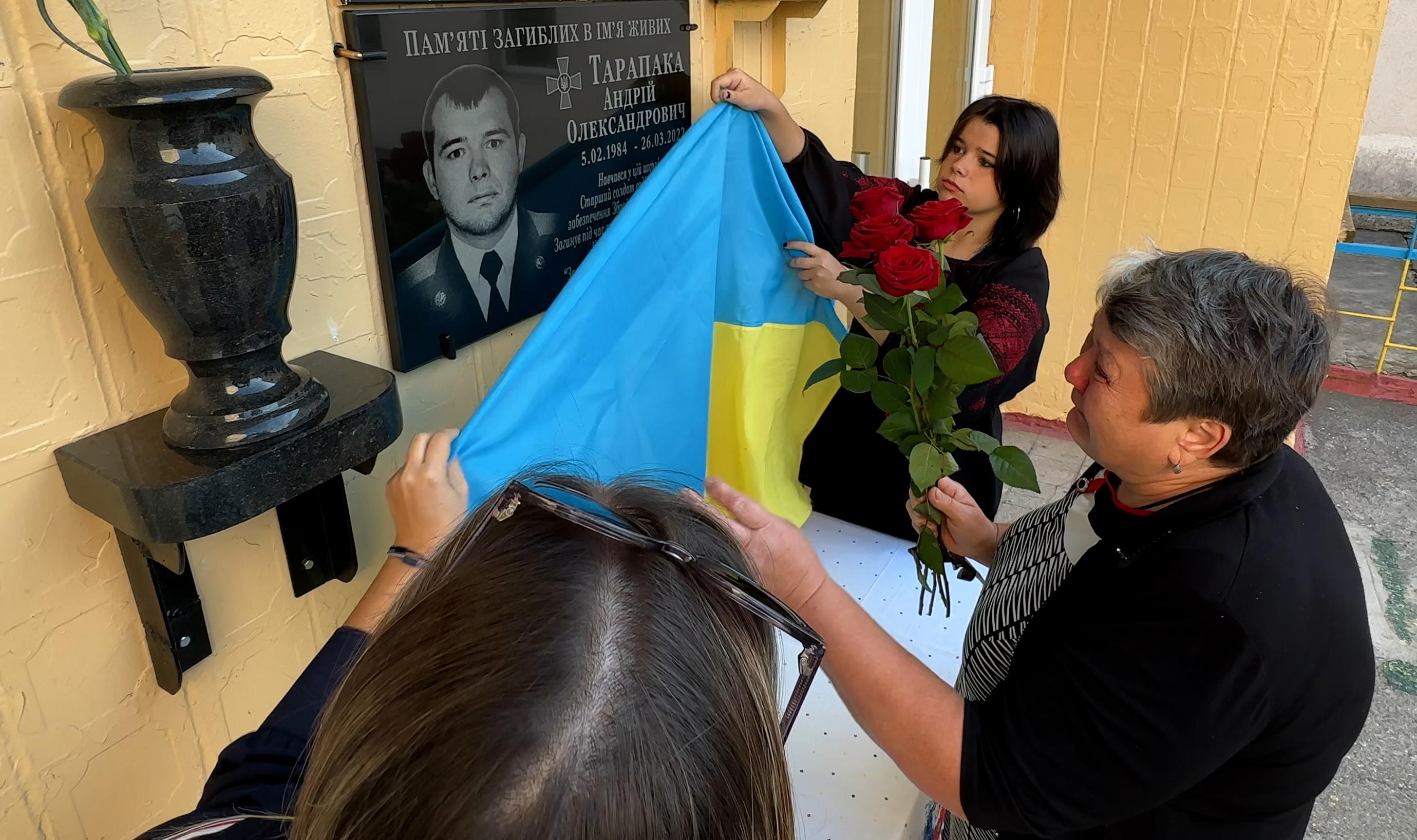 На Кiровоградщинi вiдкрили меморiальну дошку, на честь загиблого Героя (ФОТО, ВIДЕО)