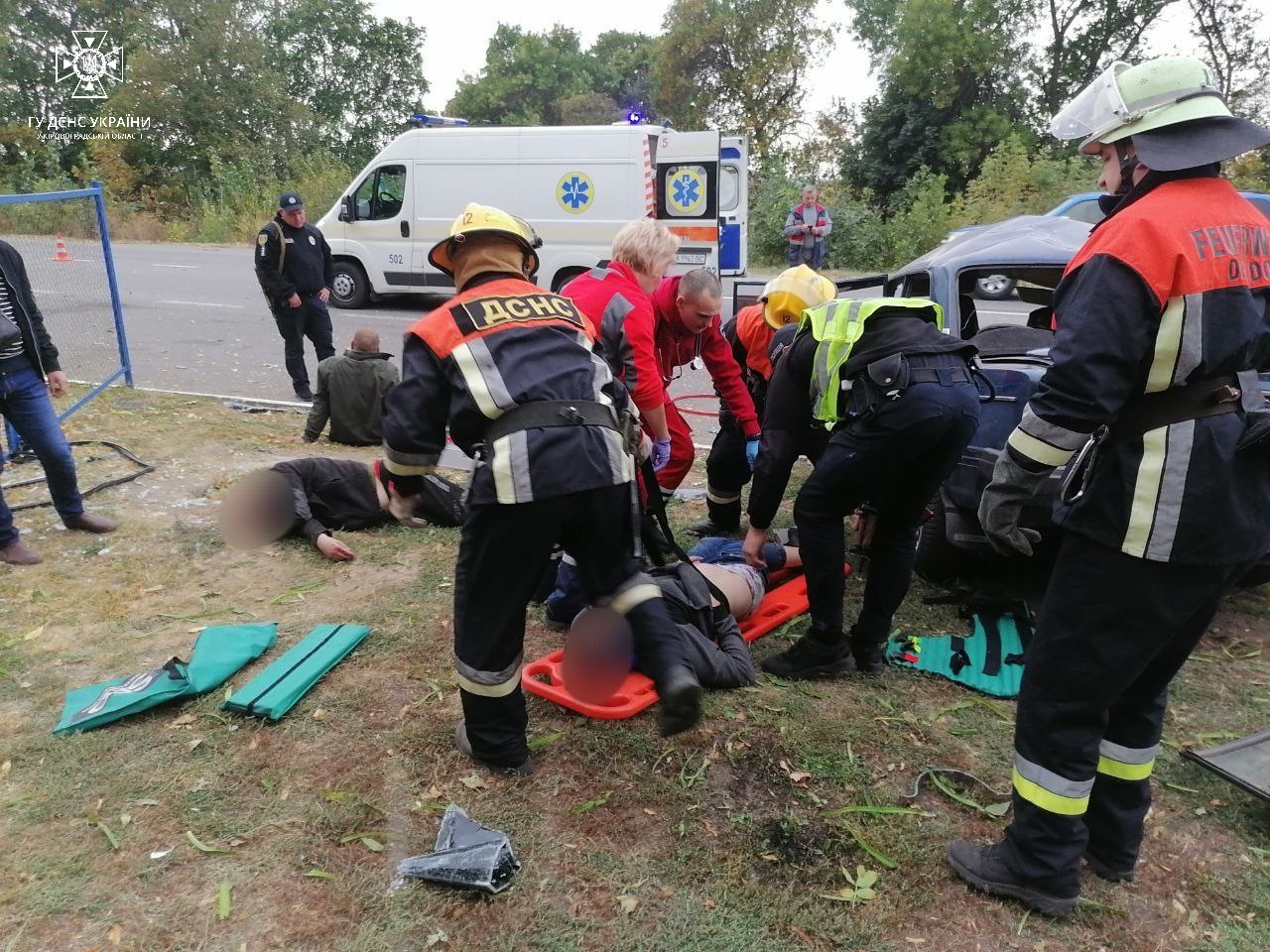 На Кіровоградщині внаслідок ДТП двоє чоловіків застрягли у автівці