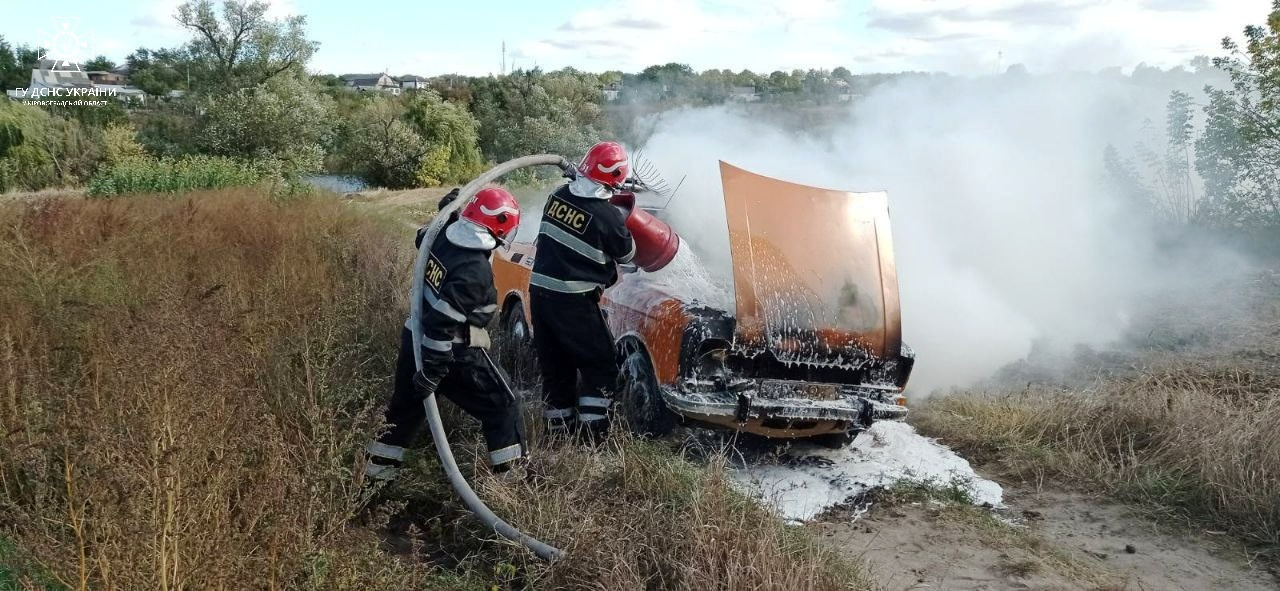На Кiровоградщинi вiд вогню рятували два автомобiлi