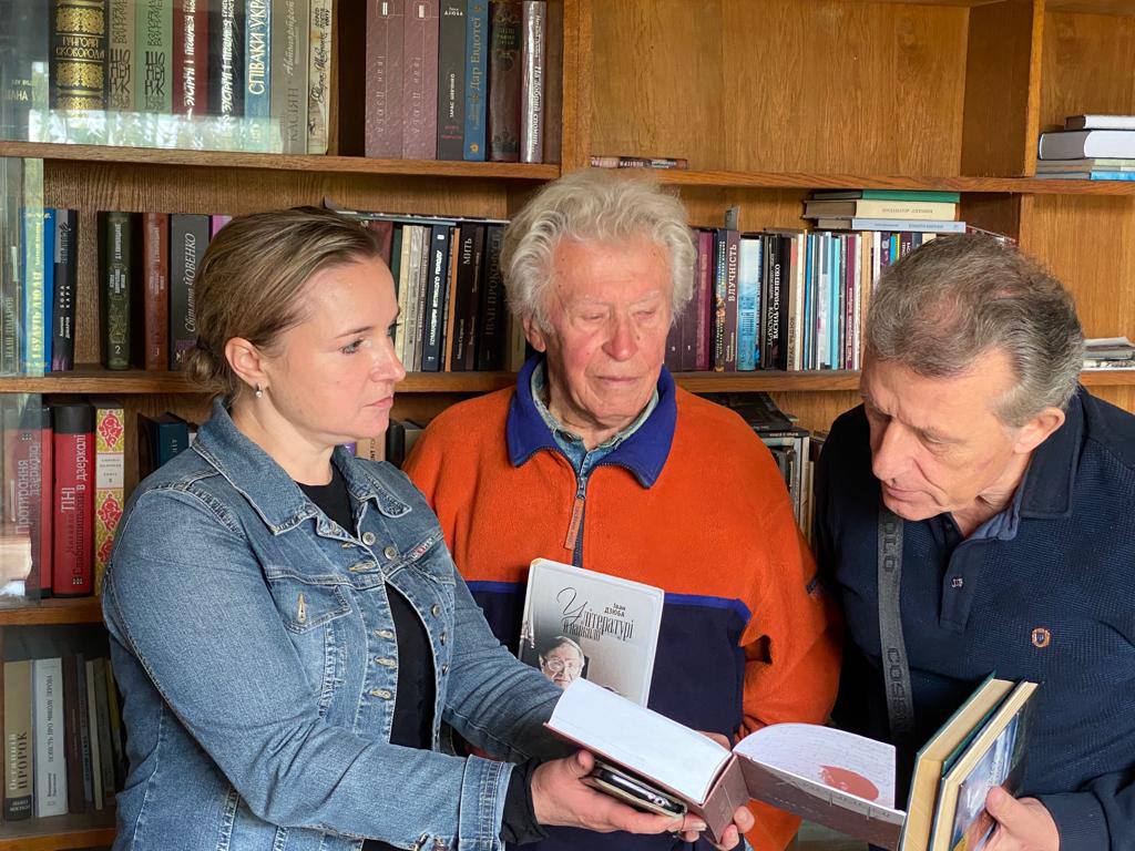 Лауреат Шевченківської премії передав Кіровоградщині книги та архіви