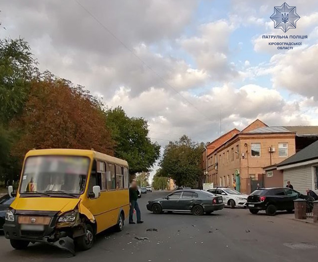 У Кропивницькому водій не поступився перехрестям маршрутці