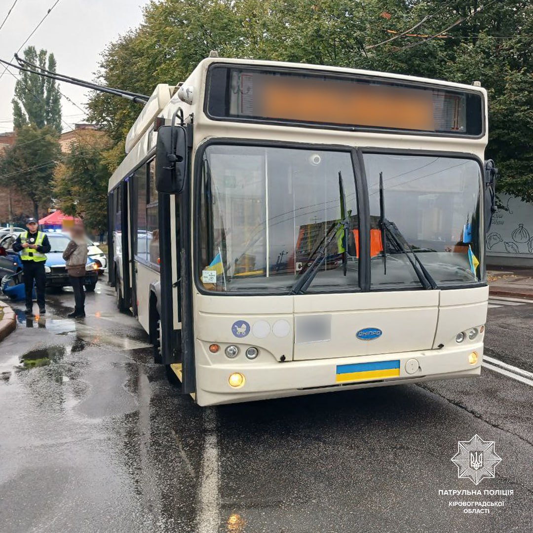 У Кропивницькому тролейбус потрапив у ДТП