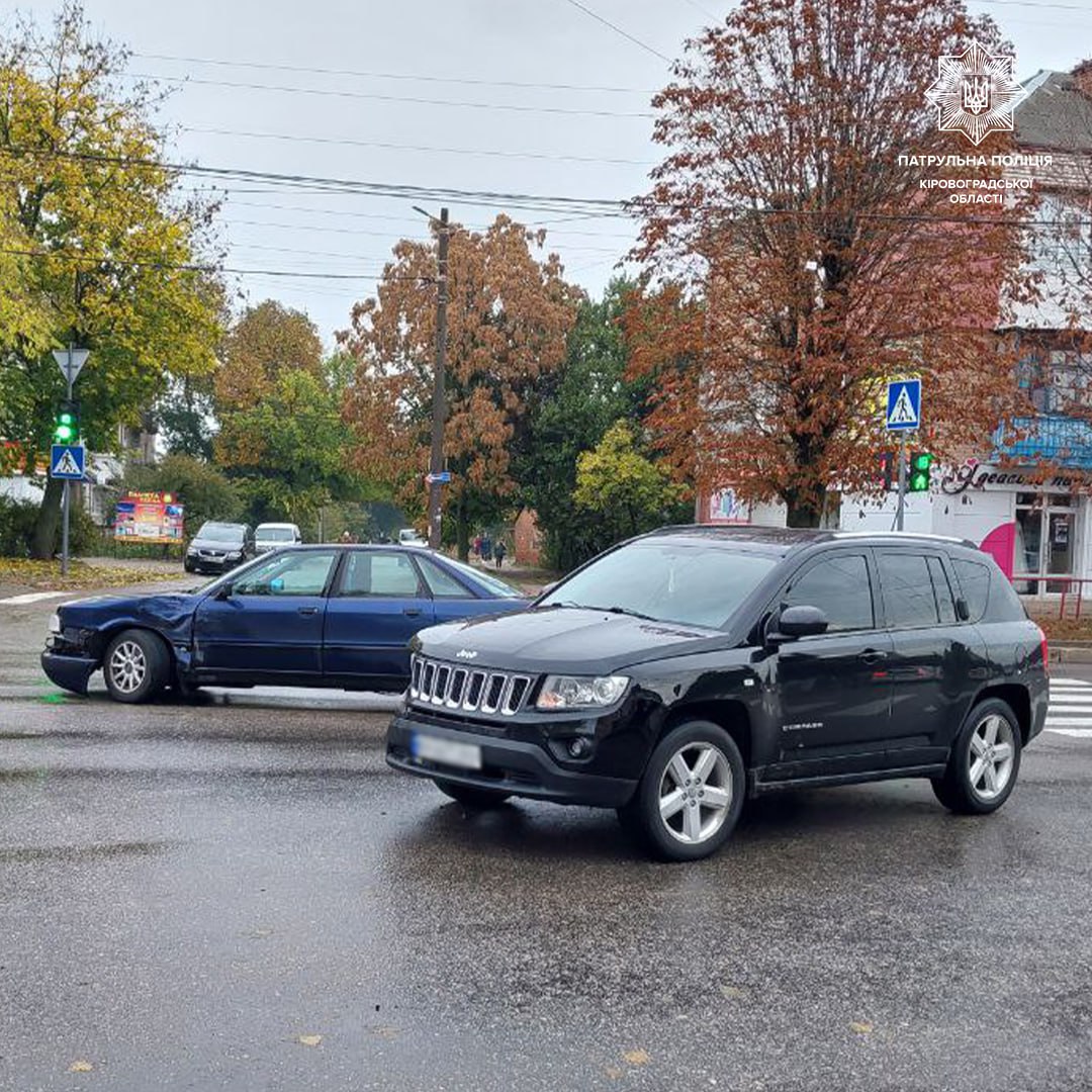 На поворотi в Кропивницькому зiткнулися Jeep Compass та Audi