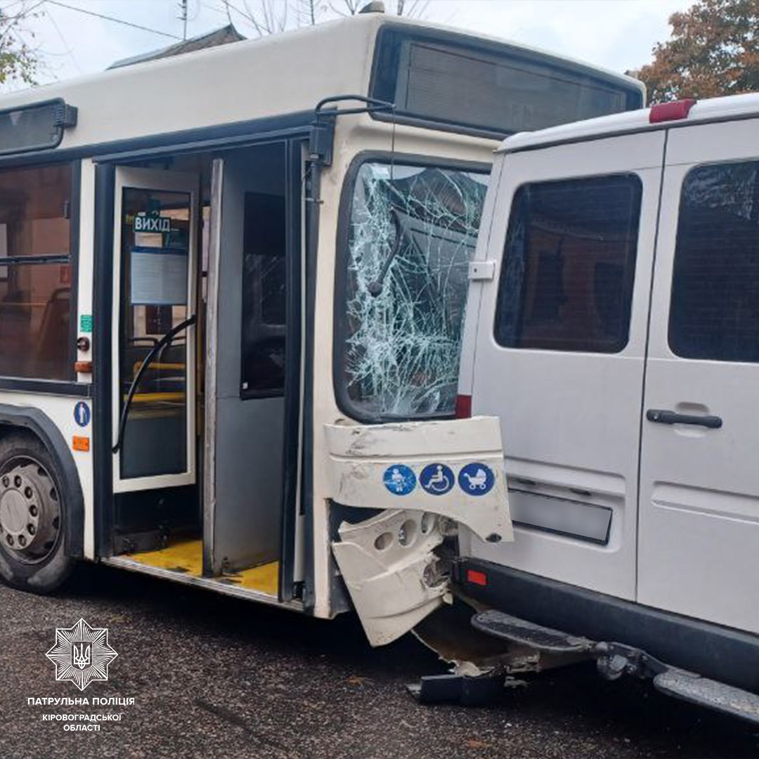 У Кропивницькому легковик врiзався в автобус