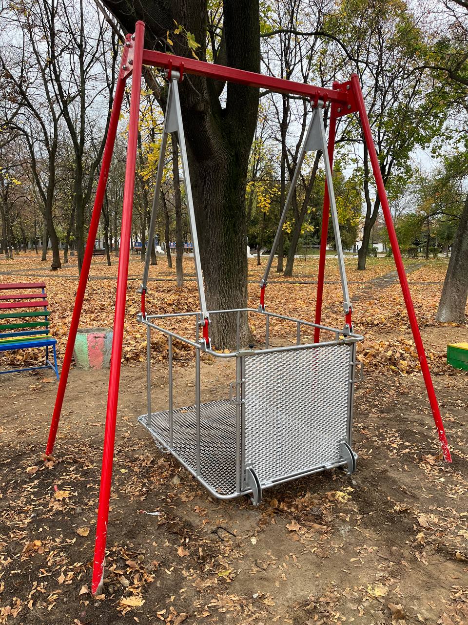 У парку на Кiровоградщинi встановили гойдалку для дiтей з iнвалiднiстю