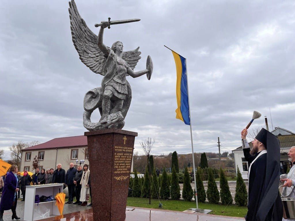 На Кіровоградщині освятили скульптуру Архістратига Михаїла та дзвіницю