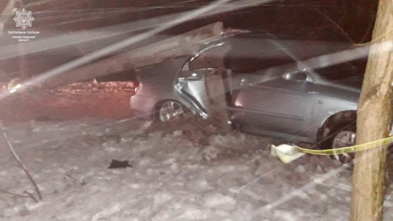 У Кропивницькому п’яний водій під час негоди врізався в електроопору