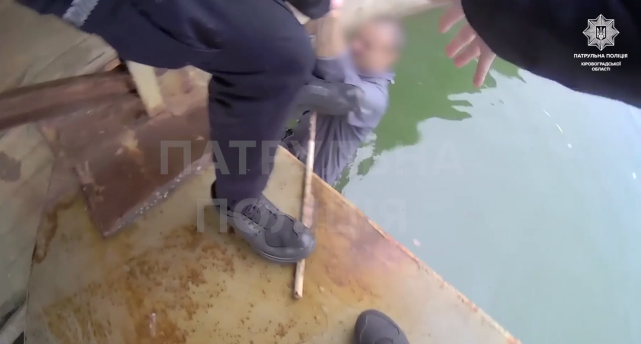 У Кропивницькому чоловік впав у річку: Йому допомагали патрульні